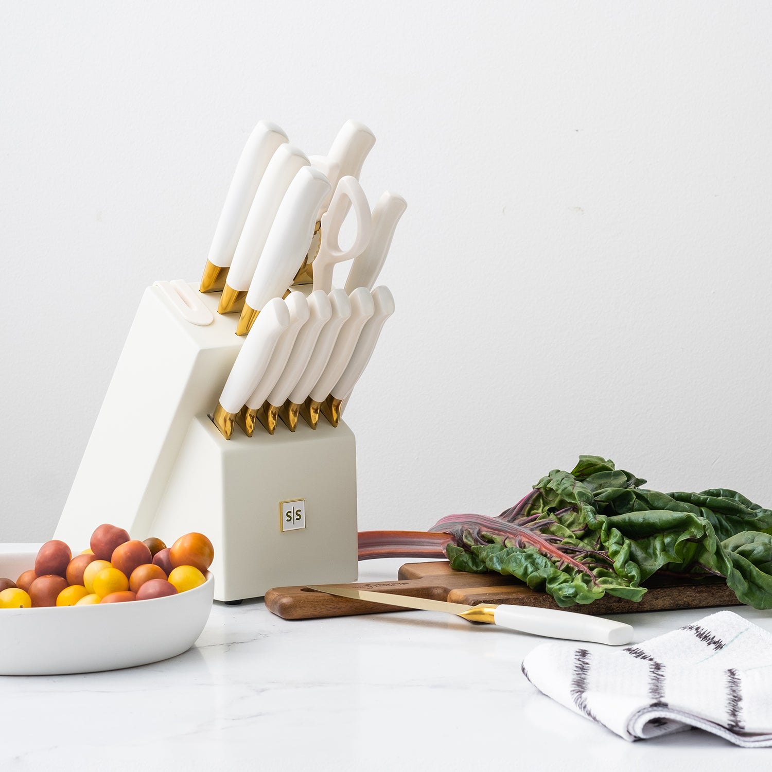 L O V E this white and gold knife block set from ! It's a 14 pc